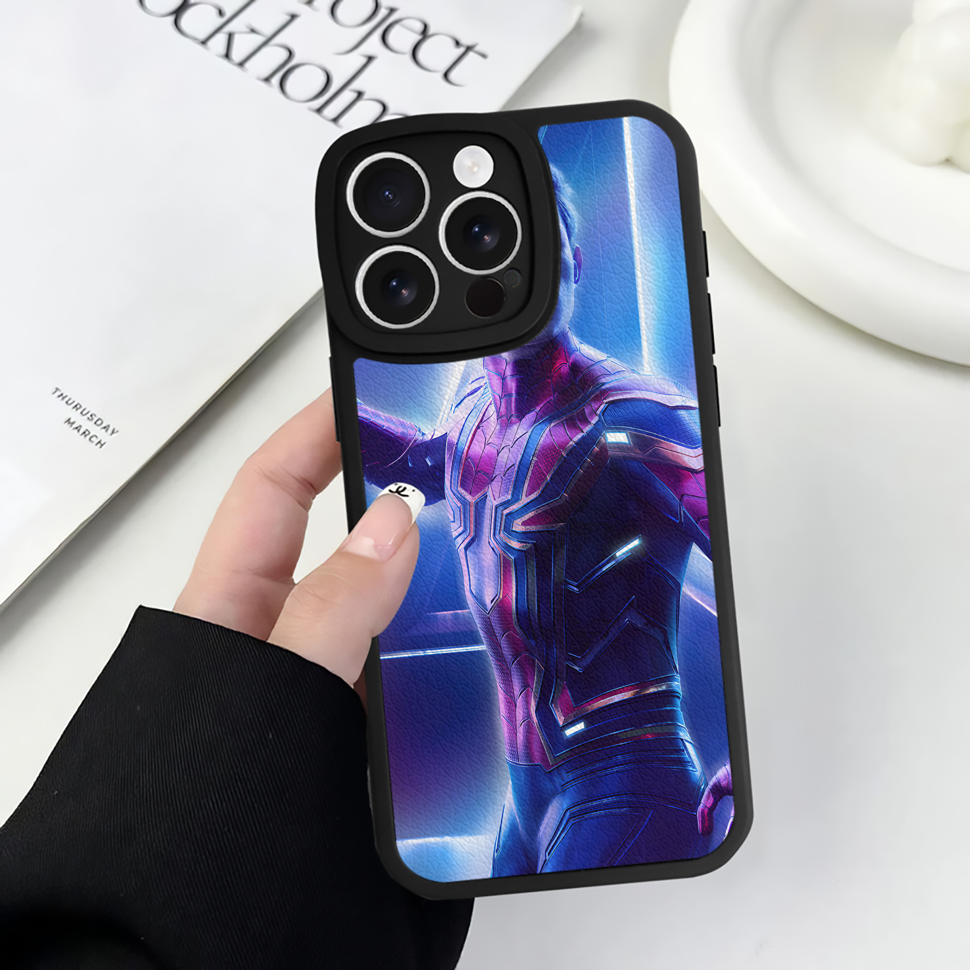 （画像用） アベンジャーズ The Avengers 【iPhone 16シリーズ対応】シリコンスマホケース（レザー調） 材質：シリコン